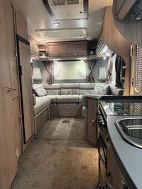USED 2022 22 AUTO-SLEEPERS BROADWAY EL 2.2 BLUEHDI 440 B/B TL 160 BHP 2022 Broadway EL Auto Sleeper, based on a Peugeot 2.2 litre diesel manual 6 speed gearbox, fitted with Comfort pack and Winter package, just 2 owners from new with the added benefit of a factory fitted full habitation Air Conditioning unit.