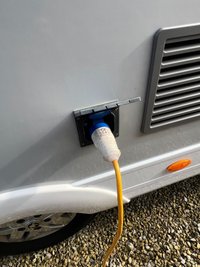 USED 2022 22 AUTO-SLEEPERS BROADWAY EL 2.2 BLUEHDI 440 B/B TL 160 BHP 2022 Broadway EL Auto Sleeper, based on a Peugeot 2.2 litre diesel manual 6 speed gearbox, fitted with Comfort pack and Winter package, just 2 owners from new with the added benefit of a factory fitted full habitation Air Conditioning unit.