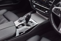 USED 2018 11 BMW 5 SERIES 3.0 530D XDRIVE M SPORT 4d 261 BHP SUNROOF / M SPORT+ / HUD / H&K
