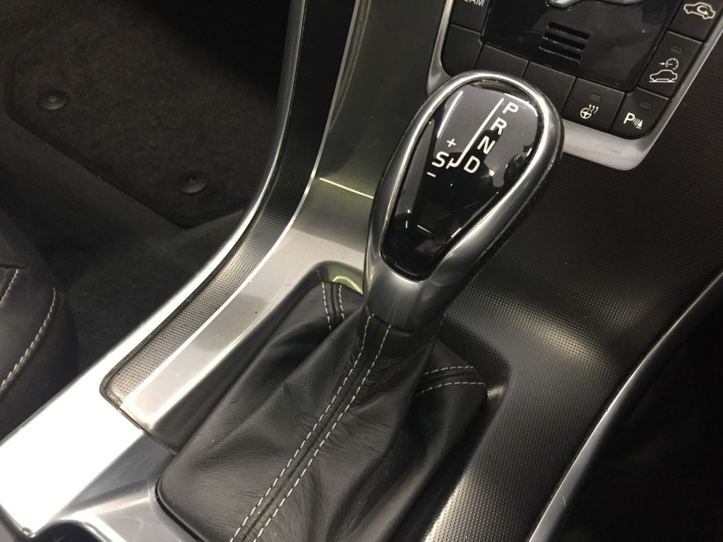 USED 2014 14 VOLVO XC60 2.4 D5 R-DESIGN LUX NAV AWD 5d 212 BHP WINTER PACK SUNFOOF KEYLESS