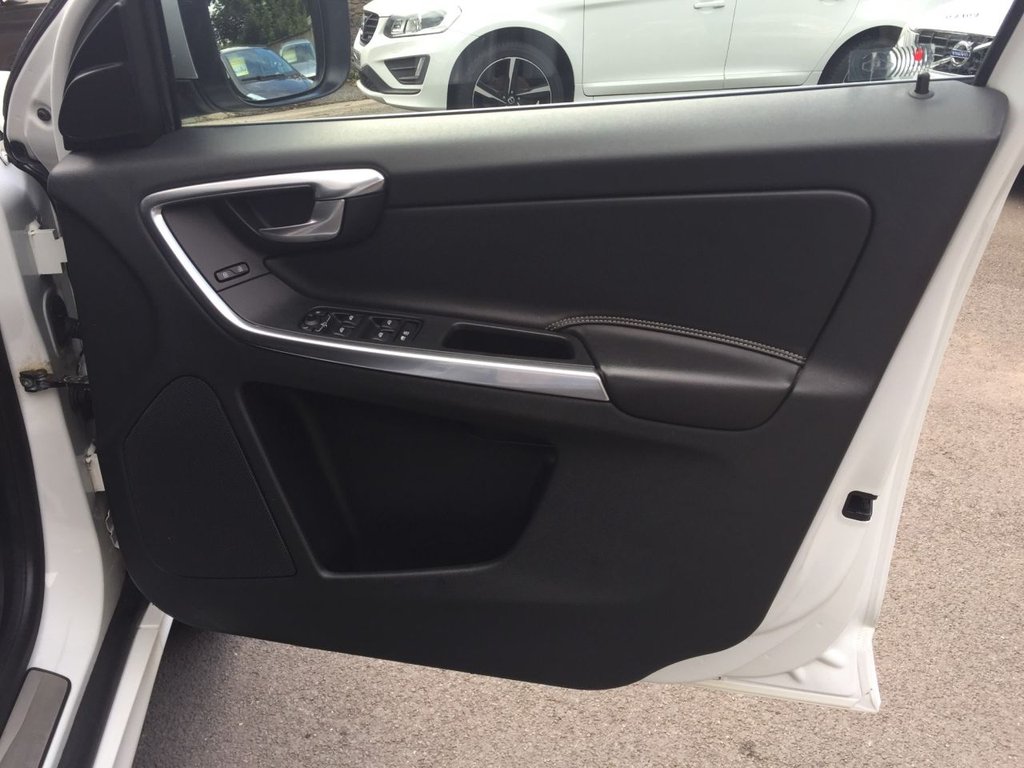 USED 2014 14 VOLVO XC60 2.4 D5 R-DESIGN LUX NAV AWD 5d 212 BHP WINTER PACK SUNFOOF KEYLESS