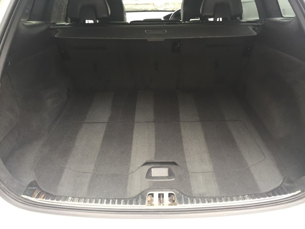USED 2014 14 VOLVO XC60 2.4 D5 R-DESIGN LUX NAV AWD 5d 212 BHP WINTER PACK SUNFOOF KEYLESS