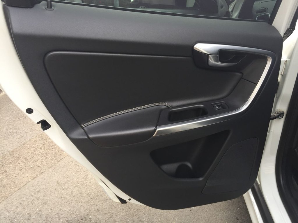 USED 2014 14 VOLVO XC60 2.4 D5 R-DESIGN LUX NAV AWD 5d 212 BHP WINTER PACK SUNFOOF KEYLESS