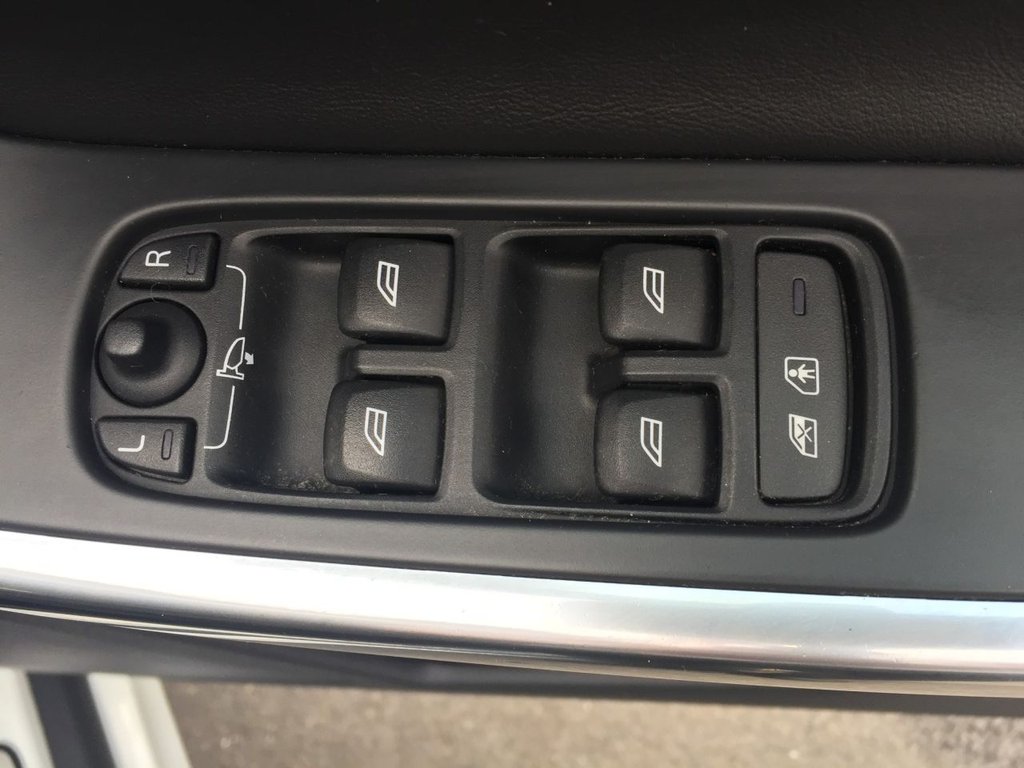 USED 2014 14 VOLVO XC60 2.4 D5 R-DESIGN LUX NAV AWD 5d 212 BHP WINTER PACK SUNFOOF KEYLESS
