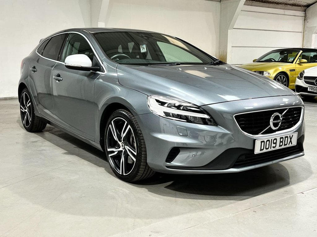USED 2019 19 VOLVO V40 1.5 T3 R-DESIGN EDITION 5d 151 BHP 18" ALLOYS+REAR CAMERA+SAT NAV