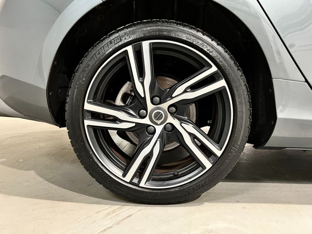 USED 2019 19 VOLVO V40 1.5 T3 R-DESIGN EDITION 5d 151 BHP 18" ALLOYS+REAR CAMERA+SAT NAV