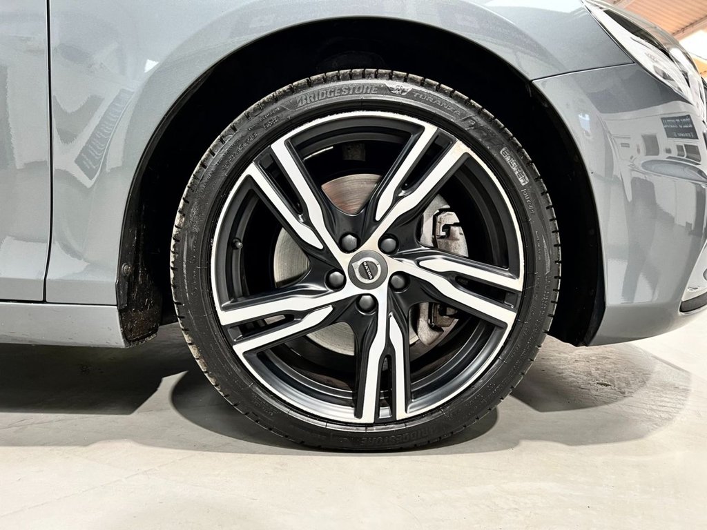 USED 2019 19 VOLVO V40 1.5 T3 R-DESIGN EDITION 5d 151 BHP 18" ALLOYS+REAR CAMERA+SAT NAV
