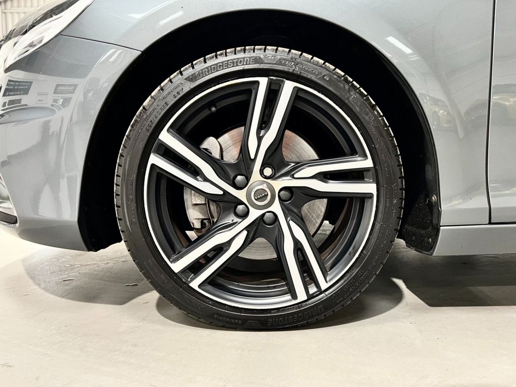 USED 2019 19 VOLVO V40 1.5 T3 R-DESIGN EDITION 5d 151 BHP 18" ALLOYS+REAR CAMERA+SAT NAV