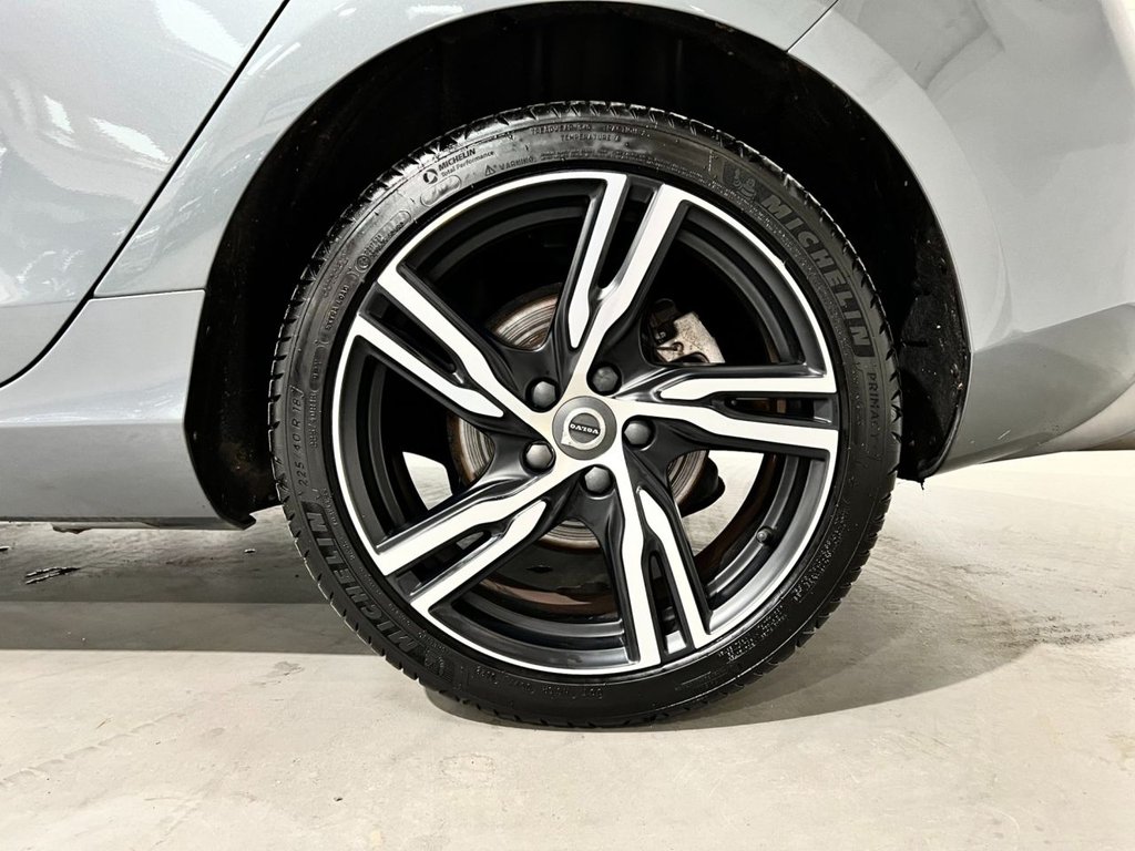 USED 2019 19 VOLVO V40 1.5 T3 R-DESIGN EDITION 5d 151 BHP 18" ALLOYS+REAR CAMERA+SAT NAV
