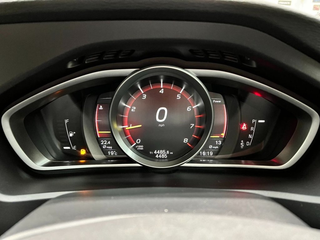 USED 2019 19 VOLVO V40 1.5 T3 R-DESIGN EDITION 5d 151 BHP 18" ALLOYS+REAR CAMERA+SAT NAV