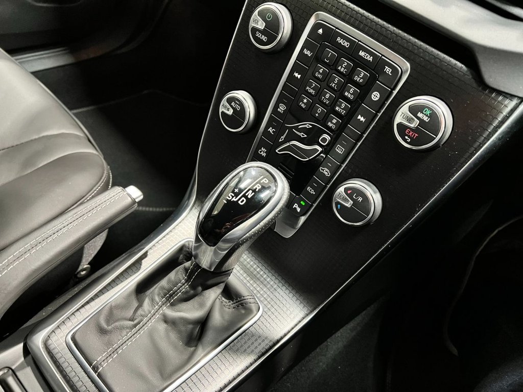 USED 2019 19 VOLVO V40 1.5 T3 R-DESIGN EDITION 5d 151 BHP 18" ALLOYS+REAR CAMERA+SAT NAV