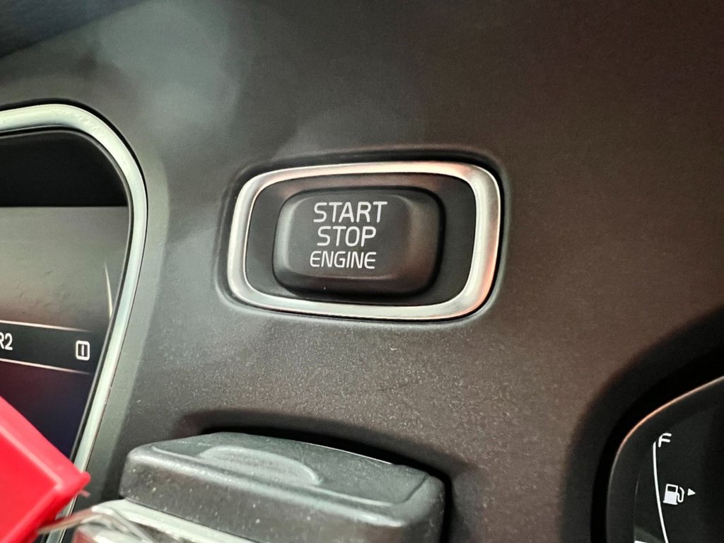 USED 2019 19 VOLVO V40 1.5 T3 R-DESIGN EDITION 5d 151 BHP 18" ALLOYS+REAR CAMERA+SAT NAV