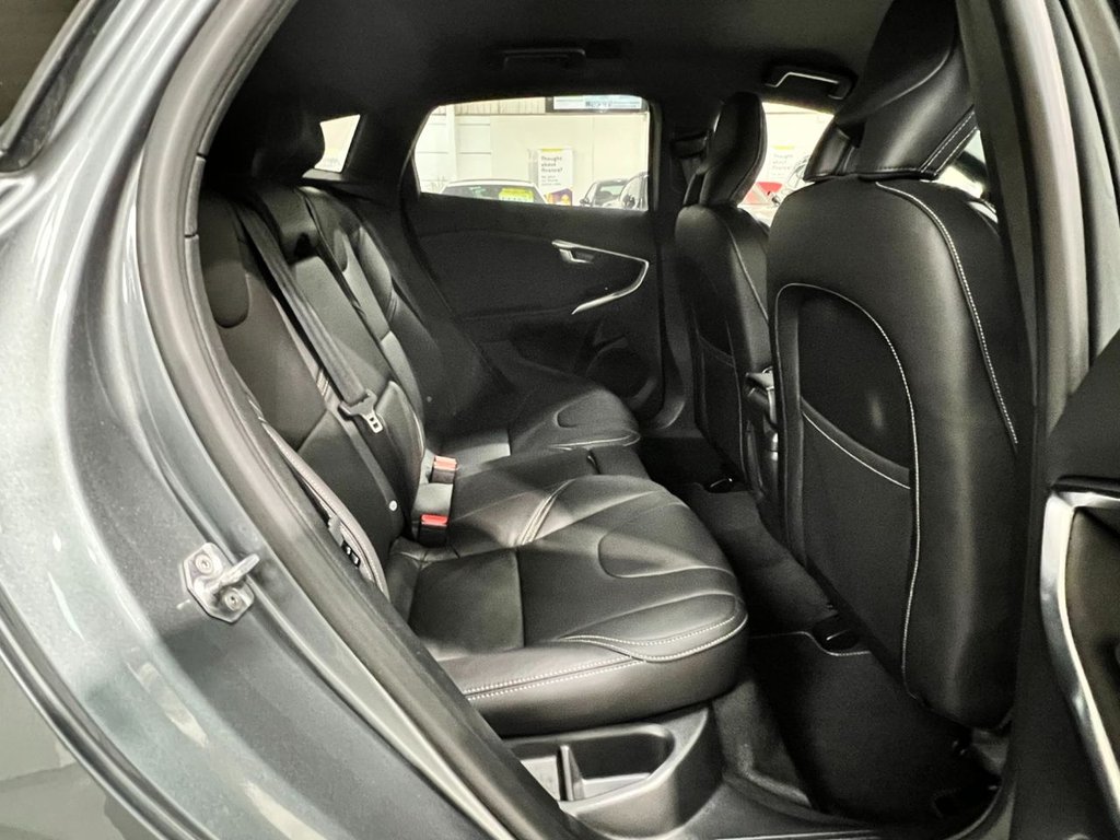 USED 2019 19 VOLVO V40 1.5 T3 R-DESIGN EDITION 5d 151 BHP 18" ALLOYS+REAR CAMERA+SAT NAV