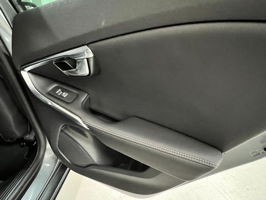 USED 2019 19 VOLVO V40 1.5 T3 R-DESIGN EDITION 5d 151 BHP 18" ALLOYS+REAR CAMERA+SAT NAV