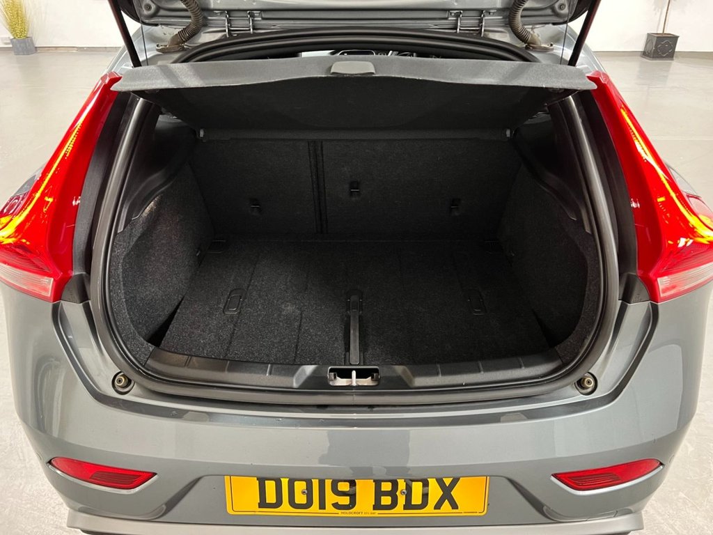 USED 2019 19 VOLVO V40 1.5 T3 R-DESIGN EDITION 5d 151 BHP 18" ALLOYS+REAR CAMERA+SAT NAV