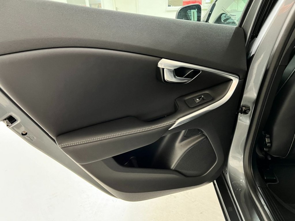 USED 2019 19 VOLVO V40 1.5 T3 R-DESIGN EDITION 5d 151 BHP 18" ALLOYS+REAR CAMERA+SAT NAV