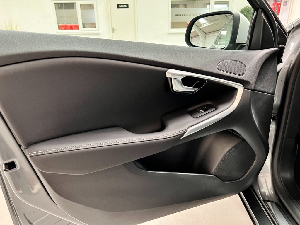 USED 2019 19 VOLVO V40 1.5 T3 R-DESIGN EDITION 5d 151 BHP 18" ALLOYS+REAR CAMERA+SAT NAV