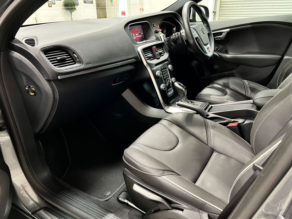 USED 2019 19 VOLVO V40 1.5 T3 R-DESIGN EDITION 5d 151 BHP 18" ALLOYS+REAR CAMERA+SAT NAV