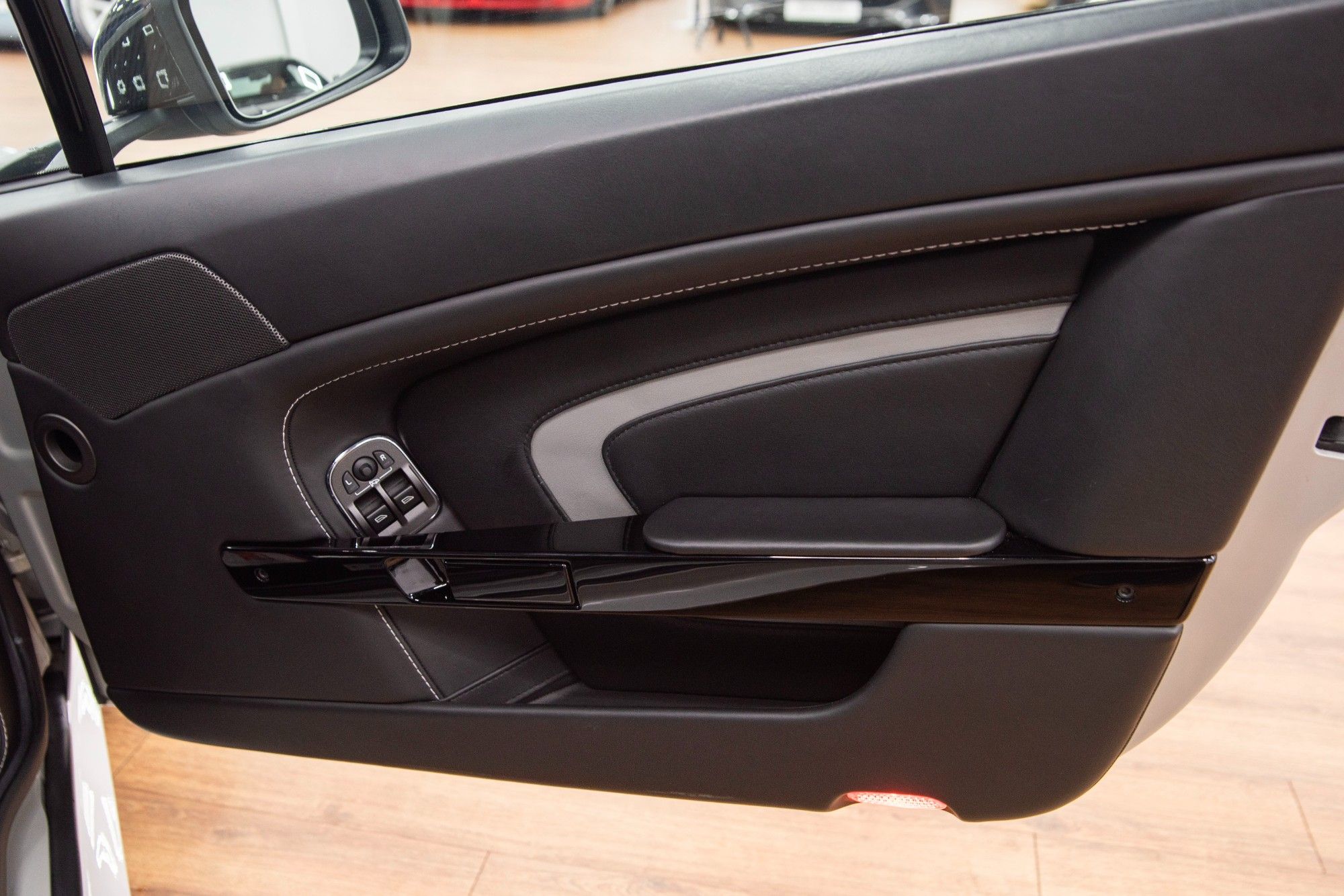 USED 2015 65 ASTON MARTIN VANTAGE 5.9 S V12 