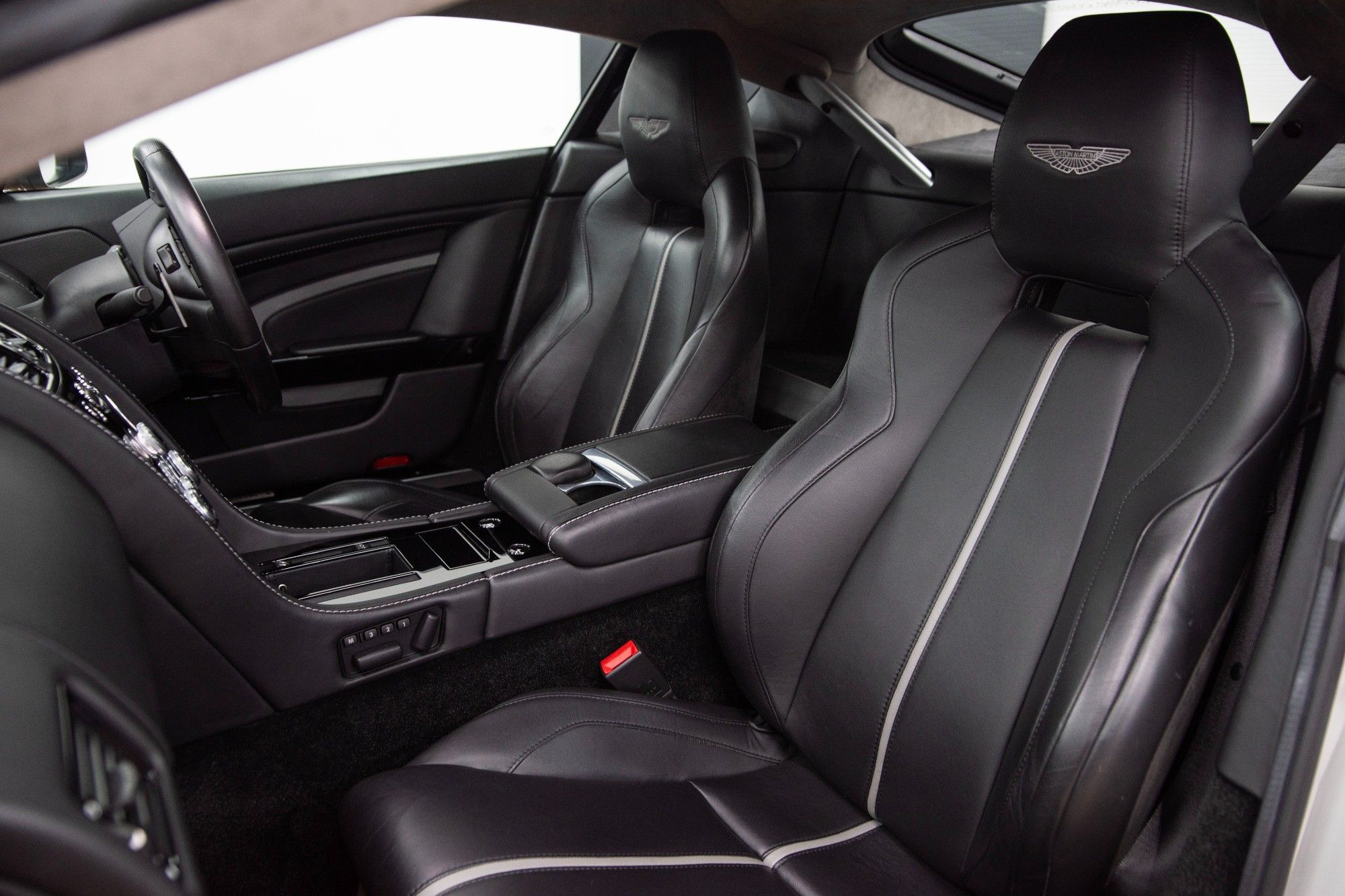 USED 2015 65 ASTON MARTIN VANTAGE 5.9 S V12 