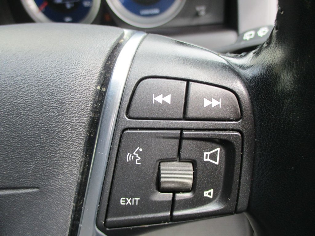 USED 2012 62 VOLVO XC60 2.4 D5 R-DESIGN AWD 5d 212 BHP LOW MILEAGE/ FULL SERVICE HISTORY