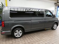 USED 2020 70 VOLKSWAGEN TRANSPORTER SHUTTLE 2.0 SHUTTLE SE TDI 5d 148 BHP LWB 8 SEATS SAT NAV REAR VIEW CAMERA CRUISE OCNTROL PARKING SENSORS AUTO FOLDING SIDE STEPS 1 OWNER EXCELLENT SERVICE HISTORY GENUINE LOW MILEAGE