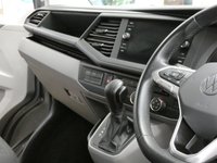 USED 2020 70 VOLKSWAGEN TRANSPORTER SHUTTLE 2.0 SHUTTLE SE TDI 5d 148 BHP LWB 8 SEATS SAT NAV REAR VIEW CAMERA CRUISE OCNTROL PARKING SENSORS AUTO FOLDING SIDE STEPS 1 OWNER EXCELLENT SERVICE HISTORY GENUINE LOW MILEAGE