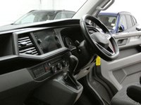 USED 2020 70 VOLKSWAGEN TRANSPORTER SHUTTLE 2.0 SHUTTLE SE TDI 5d 148 BHP LWB 8 SEATS SAT NAV REAR VIEW CAMERA CRUISE OCNTROL PARKING SENSORS AUTO FOLDING SIDE STEPS 1 OWNER EXCELLENT SERVICE HISTORY GENUINE LOW MILEAGE
