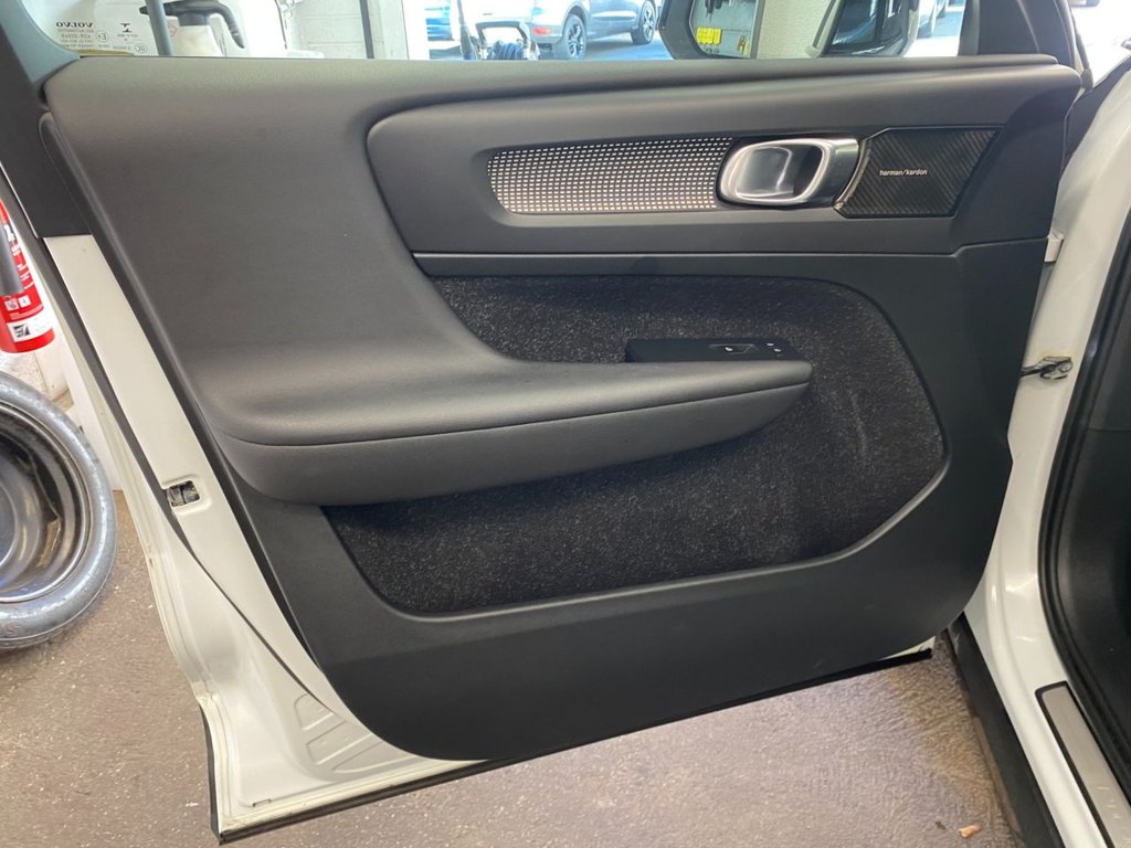 USED 2018 18 VOLVO XC40 2.0 T5 FIRST EDITION AWD 5d 247 BHP FIRST EDITION FULL HISTORY