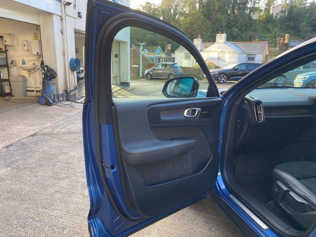 USED 2019 69 VOLVO XC40 2.0 T5 R-DESIGN PRO AWD 5d 245 BHP 