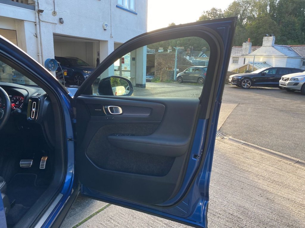 USED 2019 69 VOLVO XC40 2.0 T5 R-DESIGN PRO AWD 5d 245 BHP 