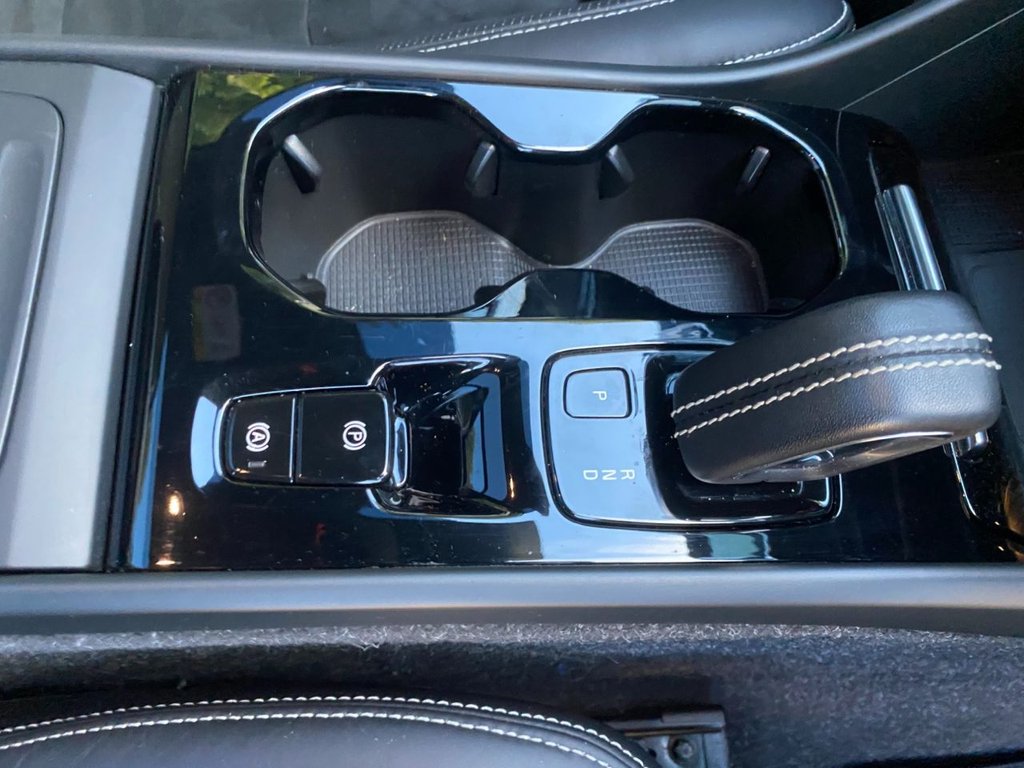 USED 2019 69 VOLVO XC40 2.0 T5 R-DESIGN PRO AWD 5d 245 BHP 