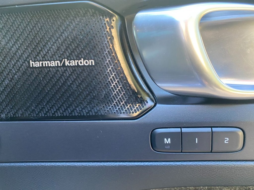USED 2019 69 VOLVO XC40 2.0 T5 R-DESIGN PRO AWD 5d 245 BHP 