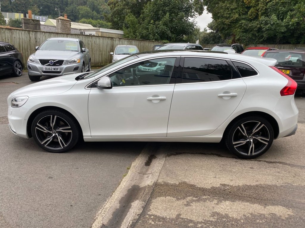 USED 2017 67 VOLVO V40 2.0 T5 R-DESIGN PRO 5d 240 BHP LOW MILEAGE/ FULL SERVICE HISTORY