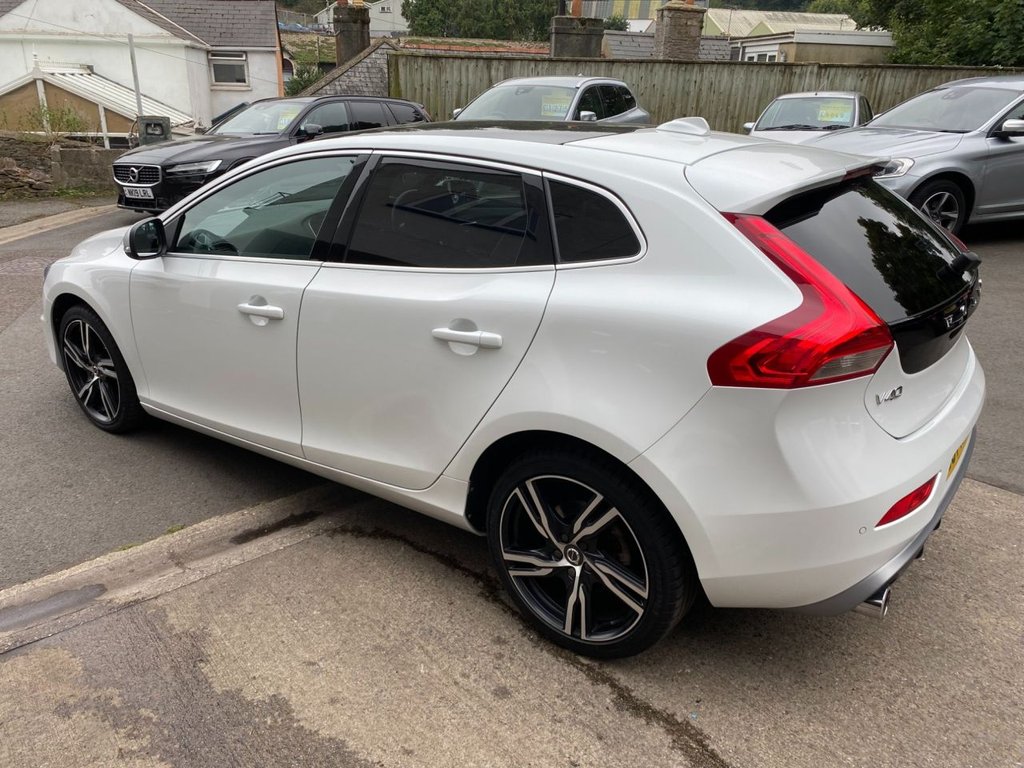 USED 2017 67 VOLVO V40 2.0 T5 R-DESIGN PRO 5d 240 BHP LOW MILEAGE/ FULL SERVICE HISTORY