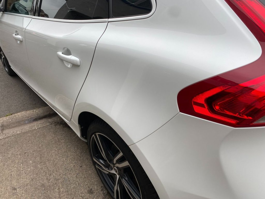 USED 2017 67 VOLVO V40 2.0 T5 R-DESIGN PRO 5d 240 BHP LOW MILEAGE/ FULL SERVICE HISTORY