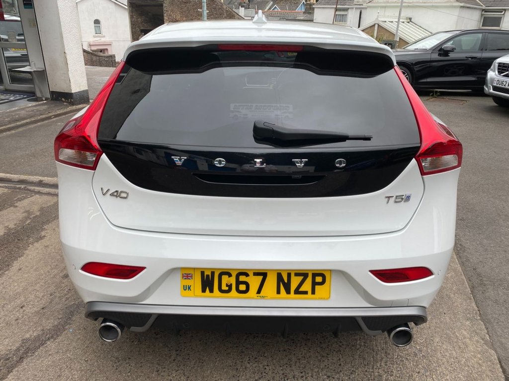 USED 2017 67 VOLVO V40 2.0 T5 R-DESIGN PRO 5d 240 BHP LOW MILEAGE/ FULL SERVICE HISTORY