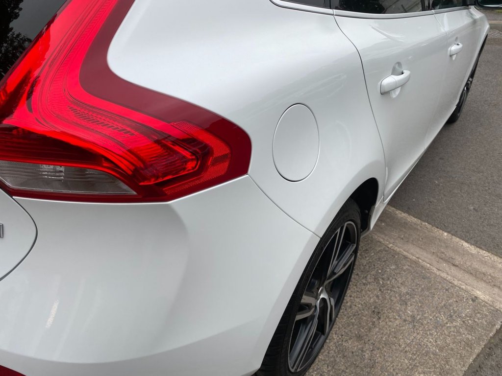 USED 2017 67 VOLVO V40 2.0 T5 R-DESIGN PRO 5d 240 BHP LOW MILEAGE/ FULL SERVICE HISTORY