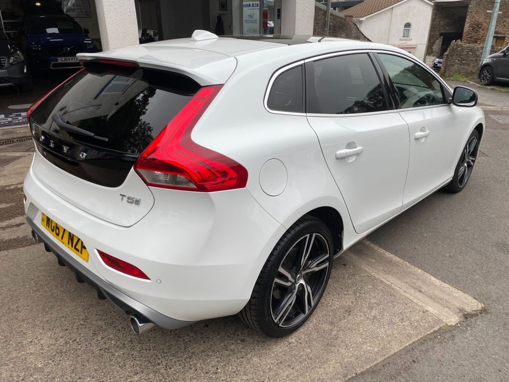 USED 2017 67 VOLVO V40 2.0 T5 R-DESIGN PRO 5d 240 BHP LOW MILEAGE/ FULL SERVICE HISTORY