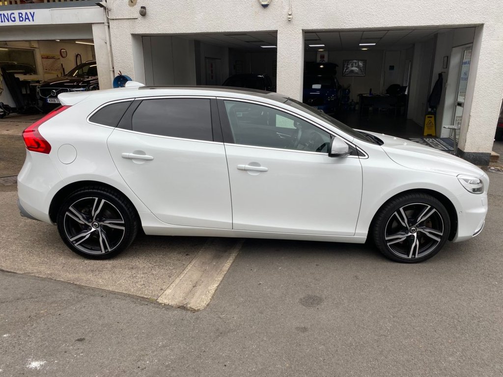 USED 2017 67 VOLVO V40 2.0 T5 R-DESIGN PRO 5d 240 BHP LOW MILEAGE/ FULL SERVICE HISTORY