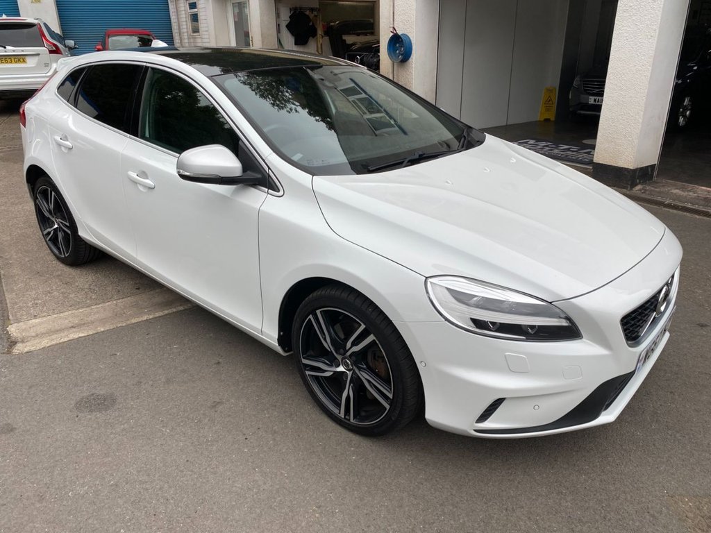 USED 2017 67 VOLVO V40 2.0 T5 R-DESIGN PRO 5d 240 BHP LOW MILEAGE/ FULL SERVICE HISTORY