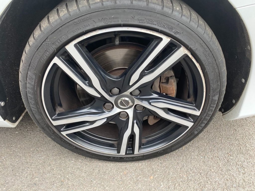 USED 2017 67 VOLVO V40 2.0 T5 R-DESIGN PRO 5d 240 BHP LOW MILEAGE/ FULL SERVICE HISTORY