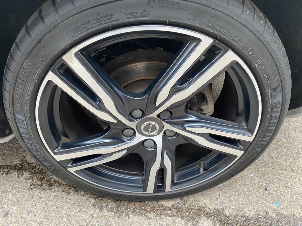 USED 2017 67 VOLVO V40 2.0 T5 R-DESIGN PRO 5d 240 BHP LOW MILEAGE/ FULL SERVICE HISTORY