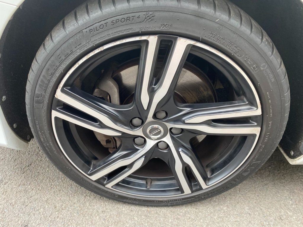 USED 2017 67 VOLVO V40 2.0 T5 R-DESIGN PRO 5d 240 BHP LOW MILEAGE/ FULL SERVICE HISTORY