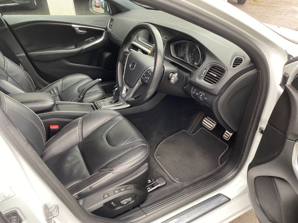 USED 2017 67 VOLVO V40 2.0 T5 R-DESIGN PRO 5d 240 BHP LOW MILEAGE/ FULL SERVICE HISTORY