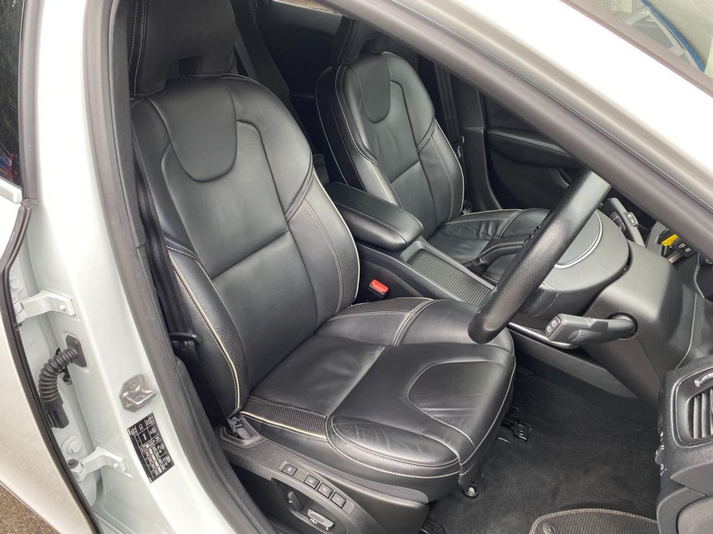 USED 2017 67 VOLVO V40 2.0 T5 R-DESIGN PRO 5d 240 BHP LOW MILEAGE/ FULL SERVICE HISTORY