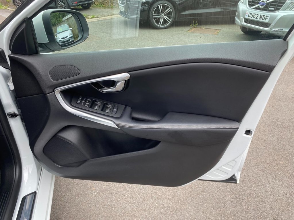 USED 2017 67 VOLVO V40 2.0 T5 R-DESIGN PRO 5d 240 BHP LOW MILEAGE/ FULL SERVICE HISTORY