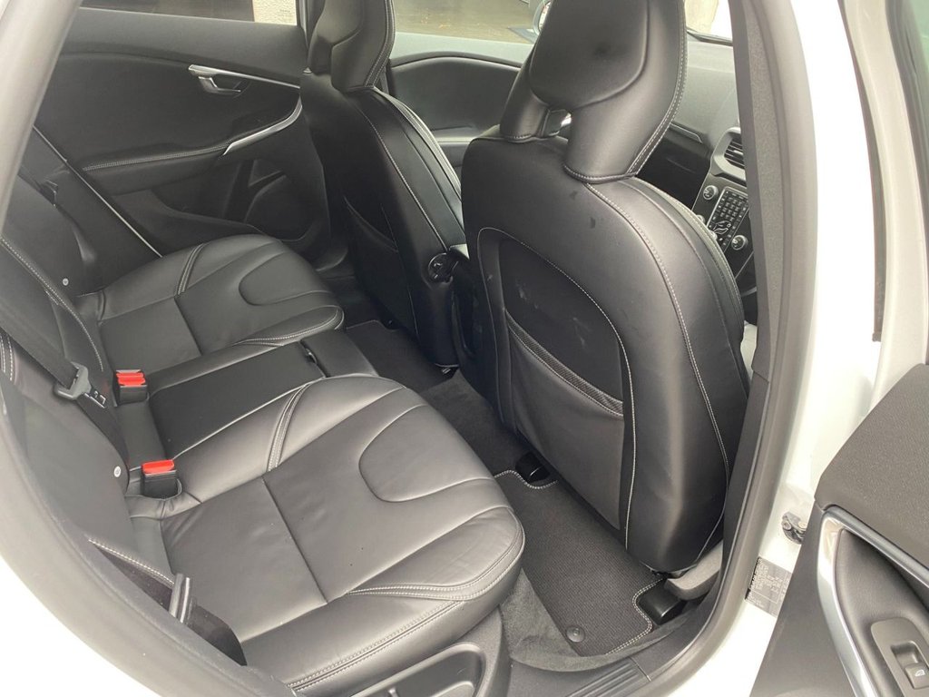 USED 2017 67 VOLVO V40 2.0 T5 R-DESIGN PRO 5d 240 BHP LOW MILEAGE/ FULL SERVICE HISTORY