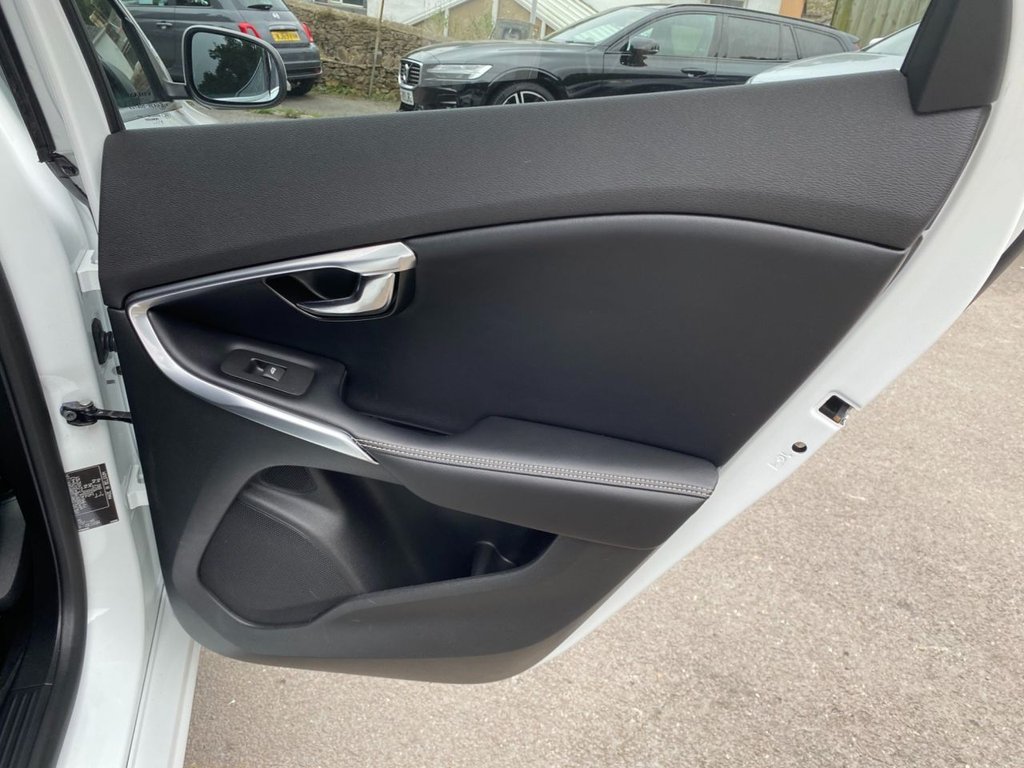 USED 2017 67 VOLVO V40 2.0 T5 R-DESIGN PRO 5d 240 BHP LOW MILEAGE/ FULL SERVICE HISTORY