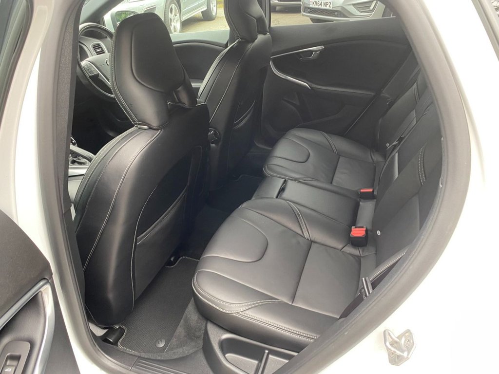 USED 2017 67 VOLVO V40 2.0 T5 R-DESIGN PRO 5d 240 BHP LOW MILEAGE/ FULL SERVICE HISTORY